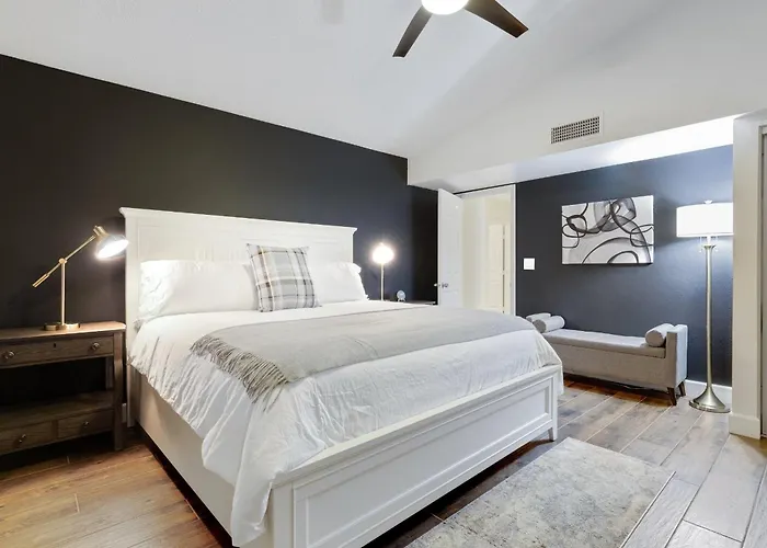 Desert Escape Minutes From Shopping, Dining & Golf Holiday home *