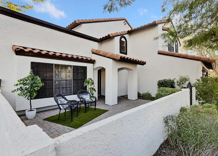 Desert Escape Minutes From Shopping, Dining & Golf *